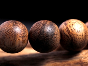 How to maintain agarwood bracelet